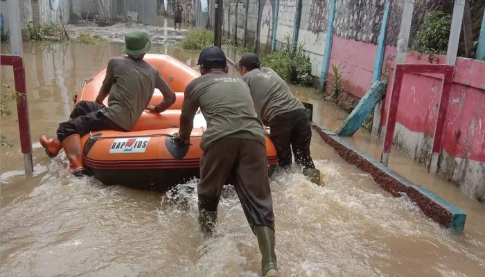 Dinas PUPR Bantu Evakuasi Korban Banjir di Kelurahan Sawangan Baru