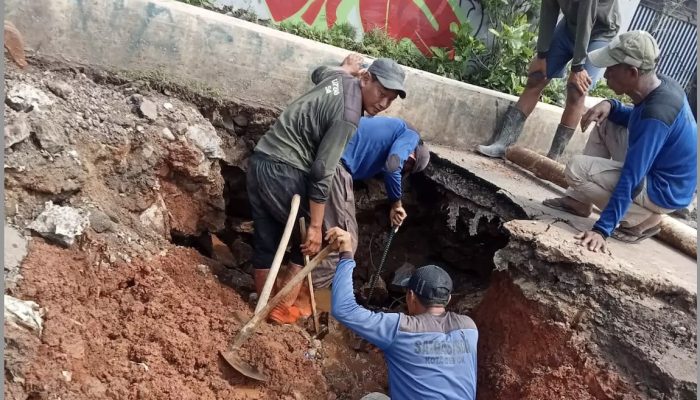 DPUPR Depok Turunkan Alat Berat Atasi Amblas Jalan Enggram