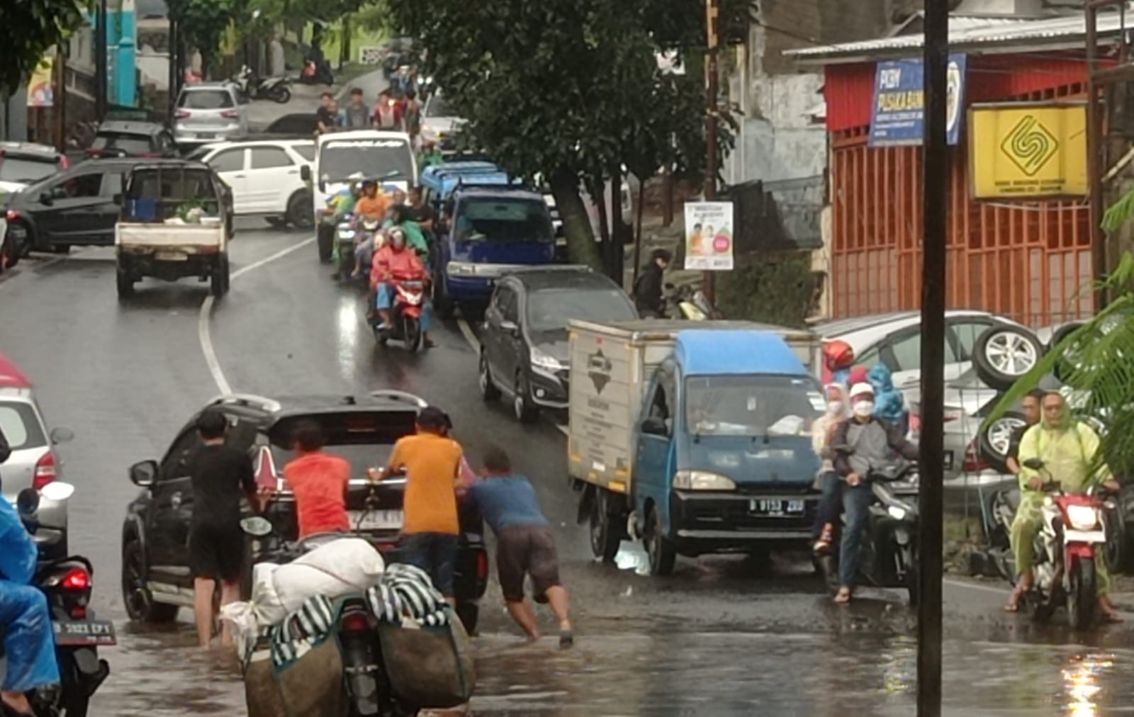 Jalur Lintas Provinsi Jabar Di Kota Depok Lumpuh Total Akibat Banjir