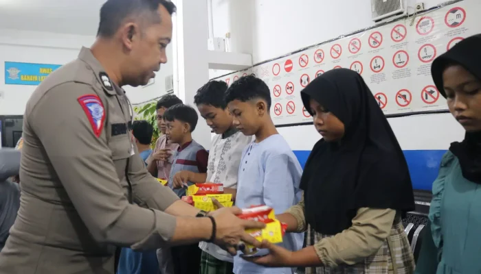 Sat Lantas Polres Metro Depok Santuni 30 Anak Yatim Piatu