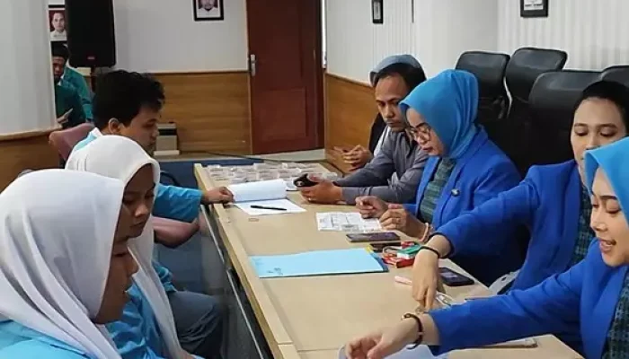 Pemkot Serahkan Bantuan KDS Pendidikan Kepada Ribuan Siswa SMA