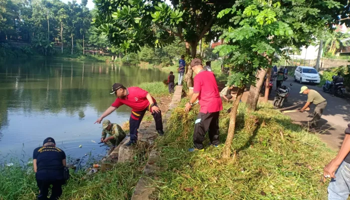 Kompak, ASN dan Warga Pondok Jaya Bebersih Danau Permata Depok