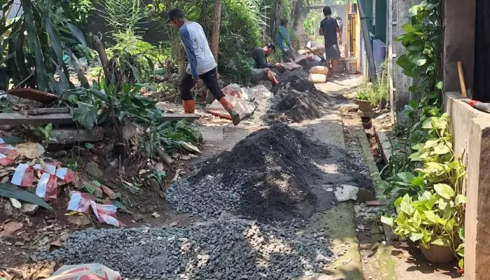 Warga RW 14 Bojongsari Perbaiki Jalan Lingkungan Sepanjang 76 Meter