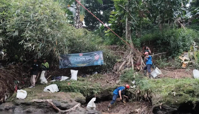 Peringati HUT TNI, Kodim Depok Bersihkan 13 Ton Sampah di Ciliwung